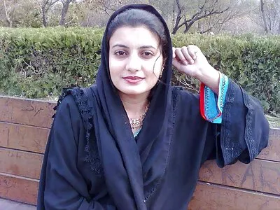 یوگا نیوبی گیٹس فکڈ  ویل ویڈیو (کیرا نوئر)
